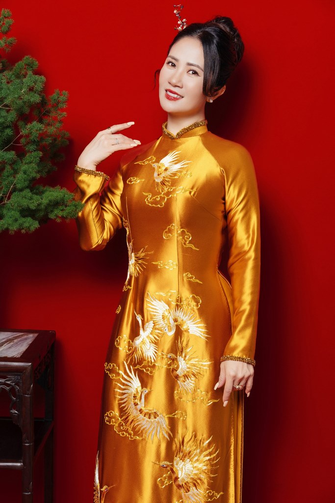 ao dai in hoa sang trong chup anh cuoi dep tuy hoa phu yen cho me 1